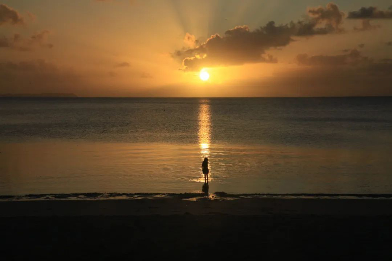 2.迎接夕陽的女孩.jpg